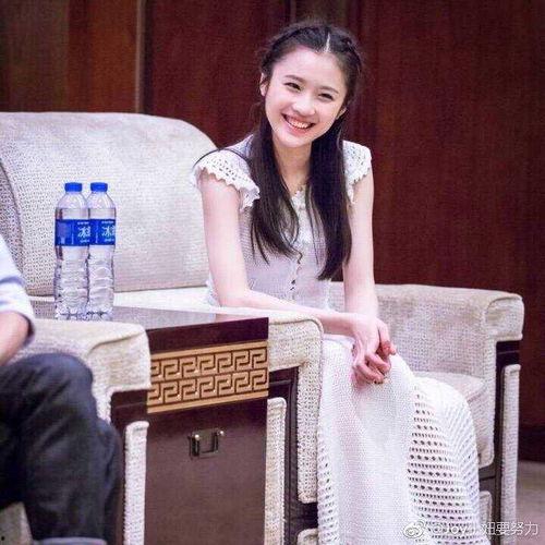张慧雯表情包,笑出腹肌的治愈系女神