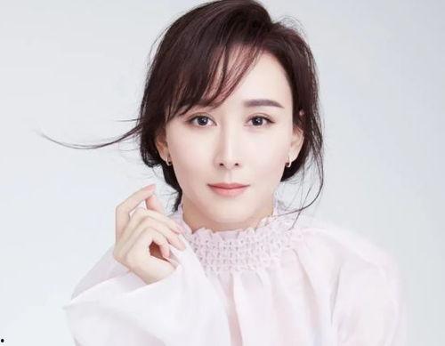 演员胡静近照,岁月静好，优雅依旧